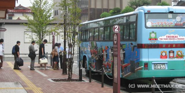 0247_Queueing_for_Thomas_bus