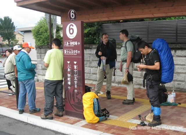 0256_Waiting_for_the_bus
