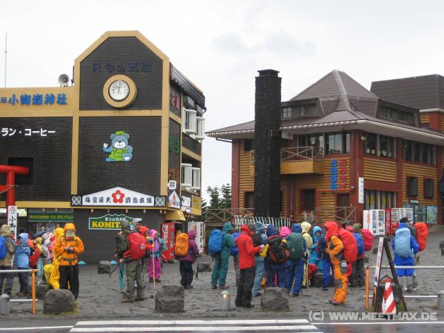 0261_Colorful_hikers