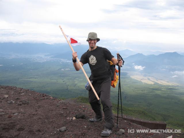 0315_Holding_the_flag