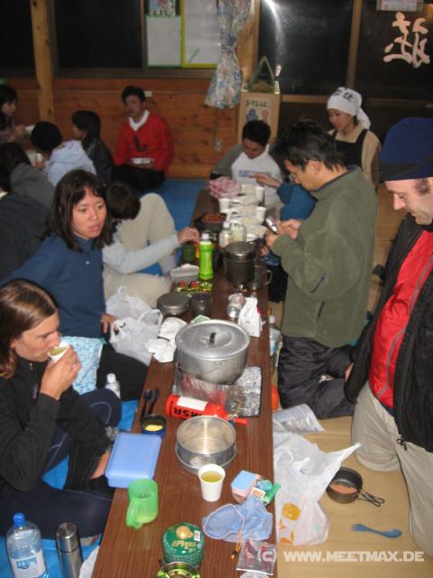 0365_Mountain_hut_dinner