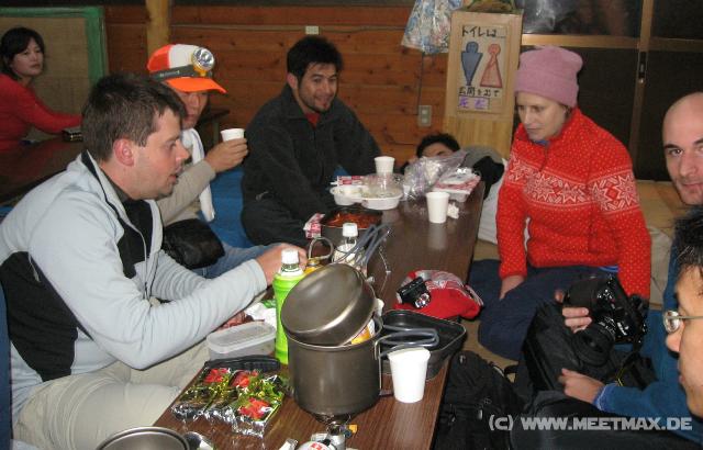 0372_Mountain_hut_dinner