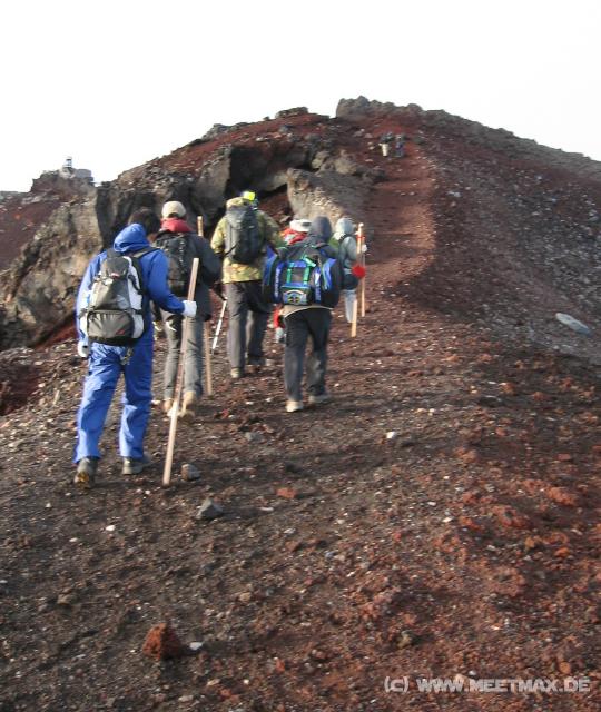 0463_Walking_on_the_rim