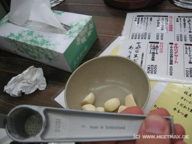 0556_Susi_the_garlic_press