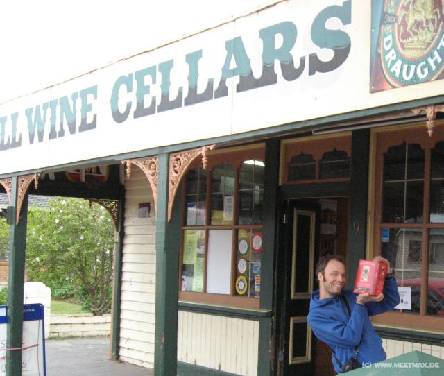 0939_Buying_wine