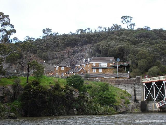1250_House_and_bridge