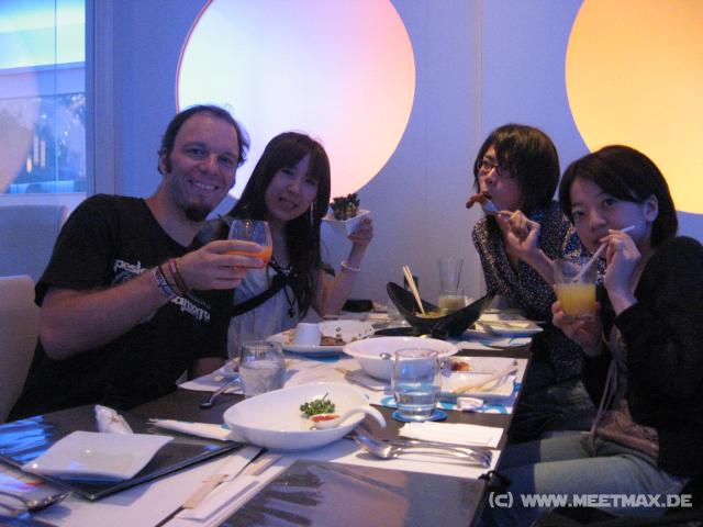 0421_Billabong-Dinner_mit_Madoka_Satoshi_Kanako