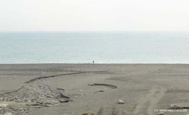 1221_Lonely_beach