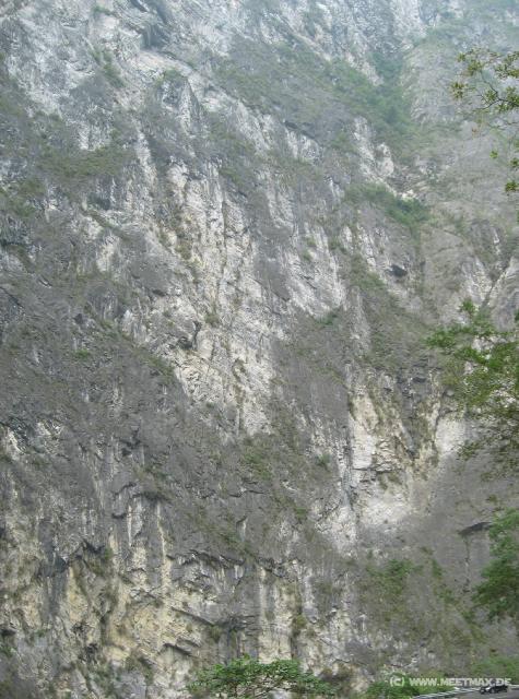 1324_Little_car_and_cliffs
