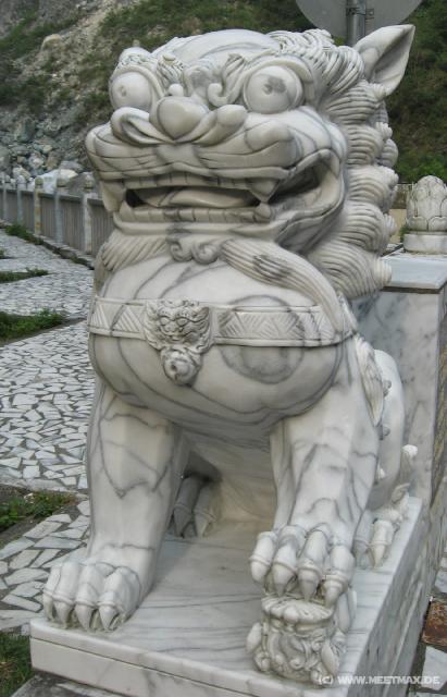 1349_Bridge_lion