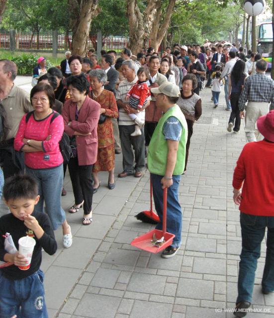 1547_Waiting_for_Maokong_Gondola