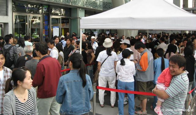 1549_Waiting_for_Maokong_Gondola
