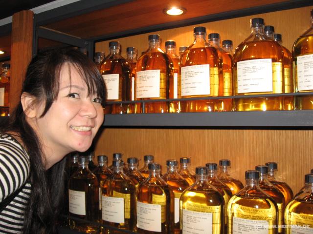 2290_Hitomi_likes_whisky