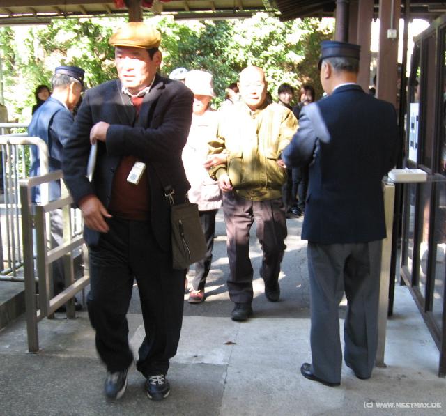 2914_Staffed_ticket_gate