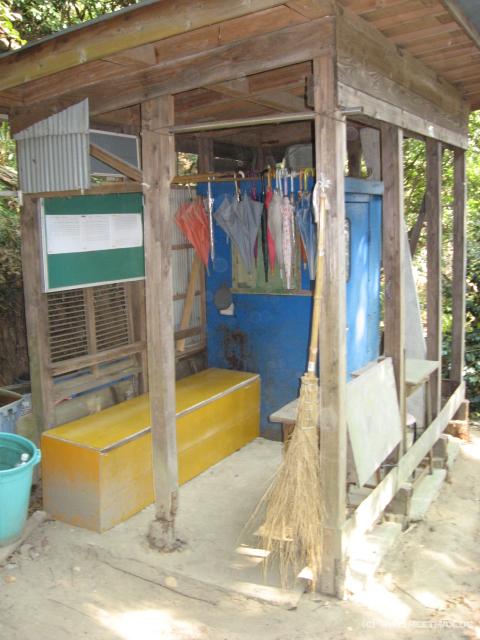3081_Emergency_umbrella_hut