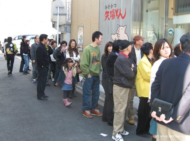 3286_Misokatsu_queue