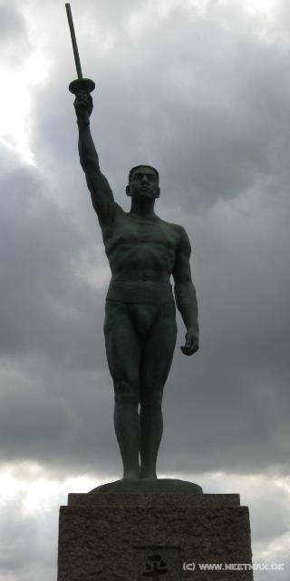 4201_Statue