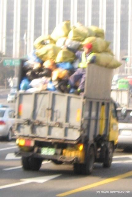 4686_Riding_on_a_garbage_truck