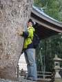 0224_Hug_the_big_tree