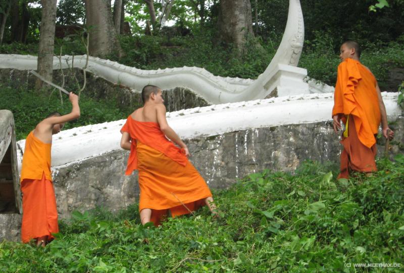 1031_Garden_work_monks