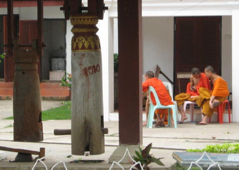 1053_Cellphone_monks