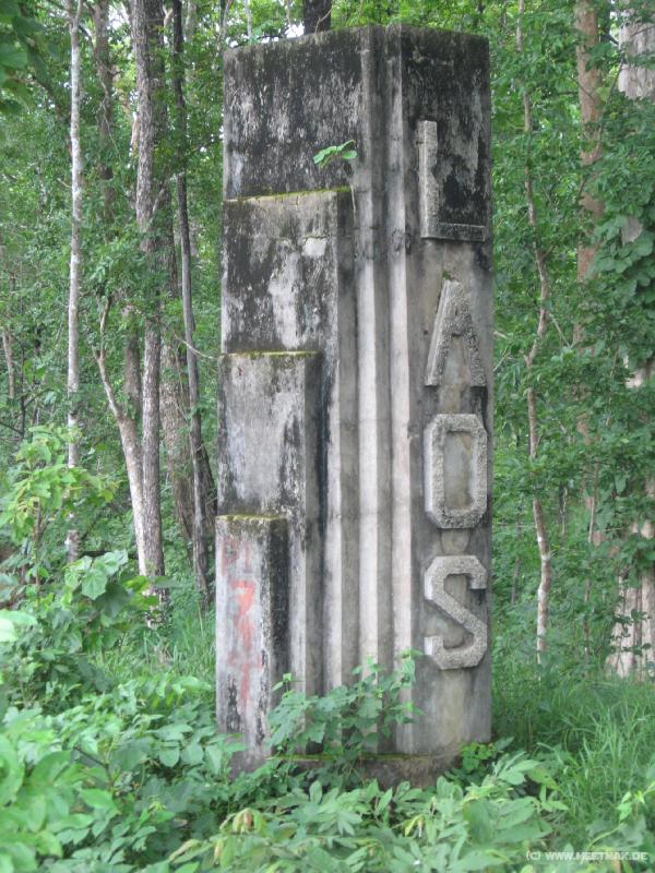 1368_Laos_borderstone