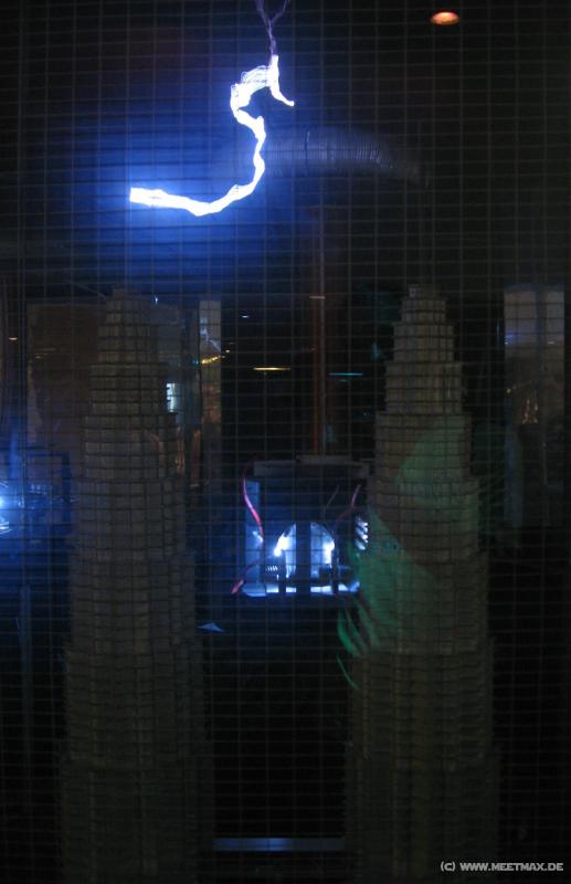 2075_Petronas_lightning