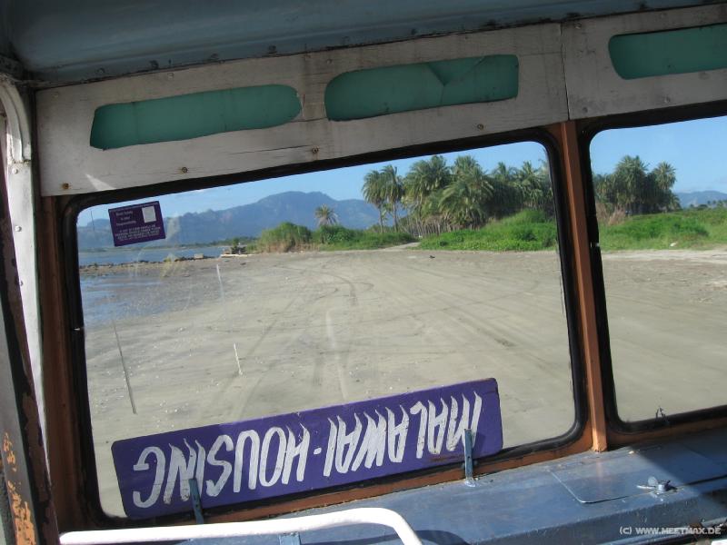 3523_Bus_at_the_beach