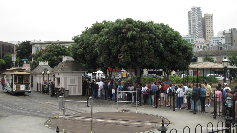 3819_Cable_car_queue