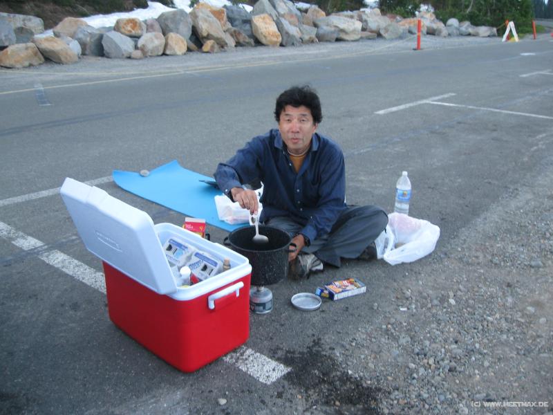 0551_Dinner_on_the_street