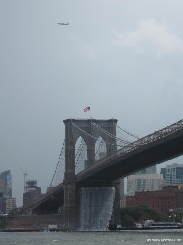 2063_Brooklyn_Bridge_Waterfall