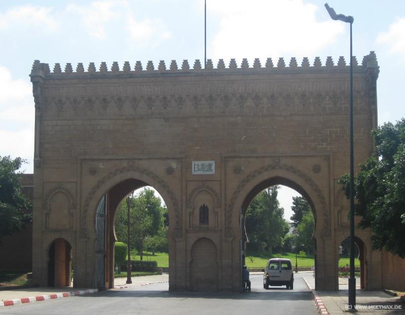 2235_Royal_Palace_gate