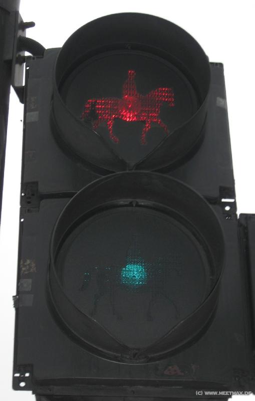9478_Riders_traffic_light