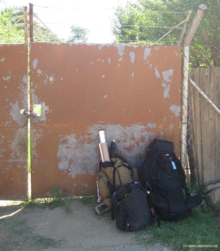 9631_Bags_at_the_gate