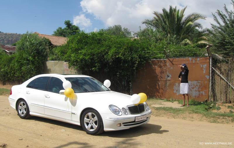 9872_Looking_for_the_wedding