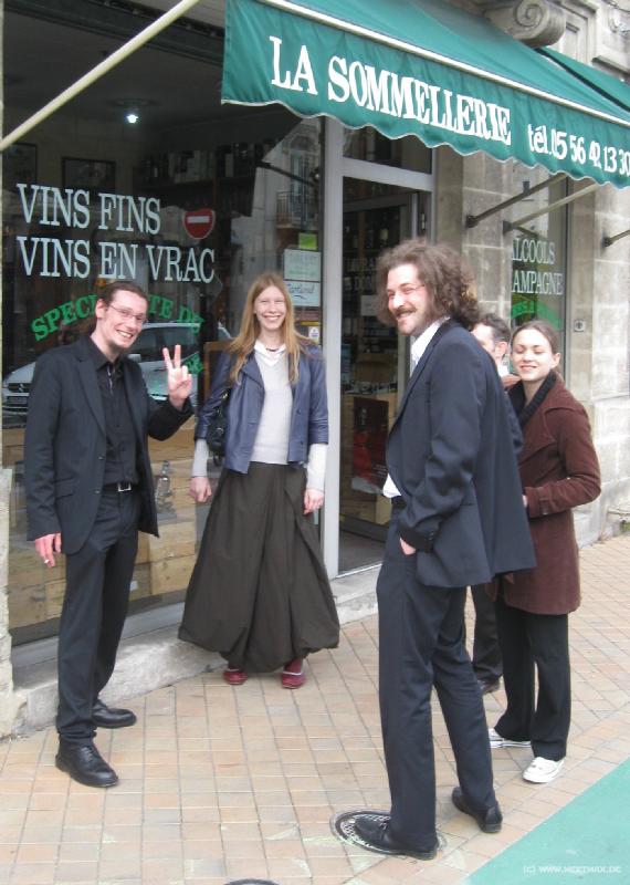 5286_Wine_shoppers