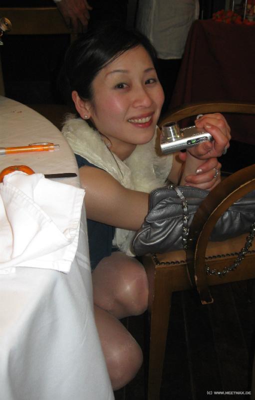 5385_Yasuko_under_the_table