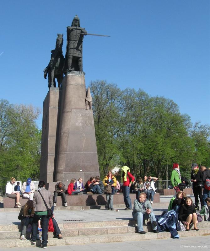 6787_Gediminas_statue