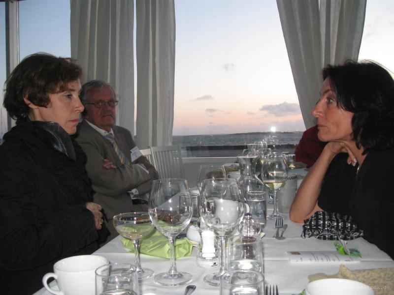 1203_Serious_friends