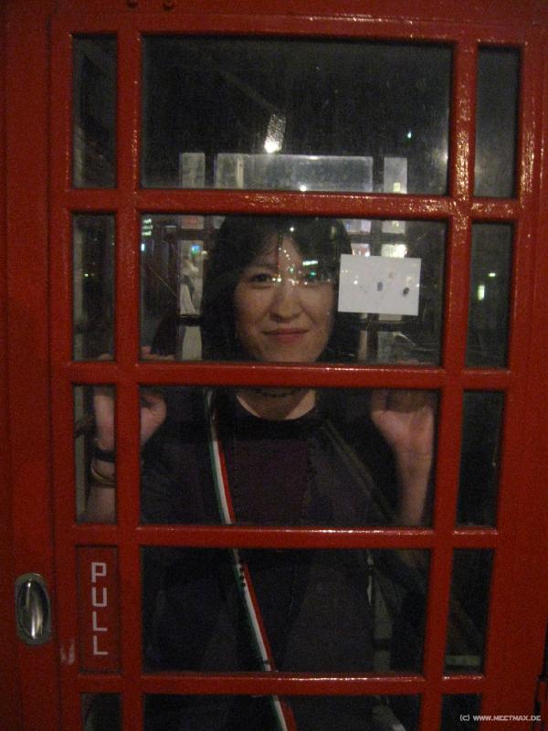 2856_Mika_in_the_box