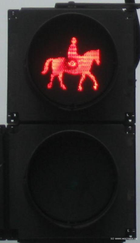 2994_Riders_traffic_light