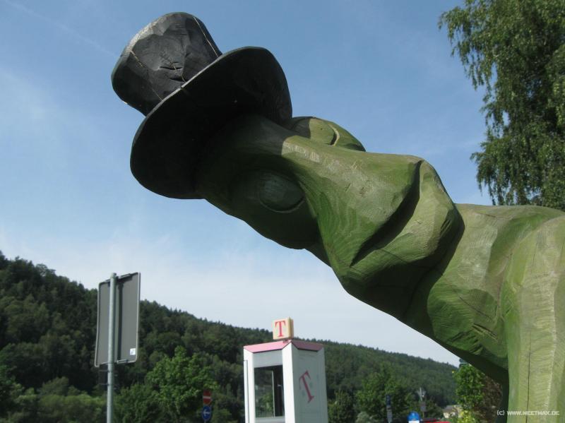 4557
