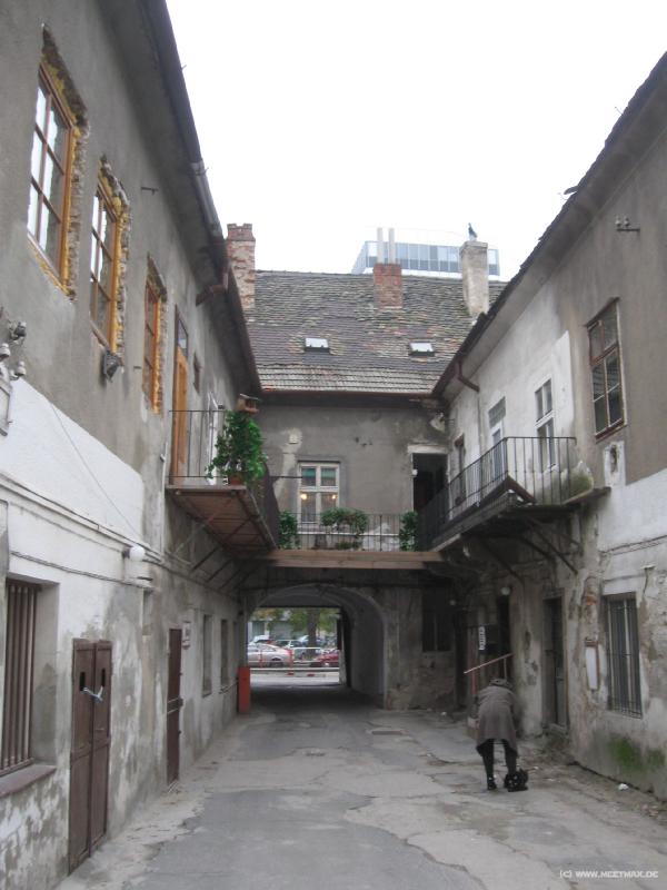 8627_Entrance_to_Patio_Hostel
