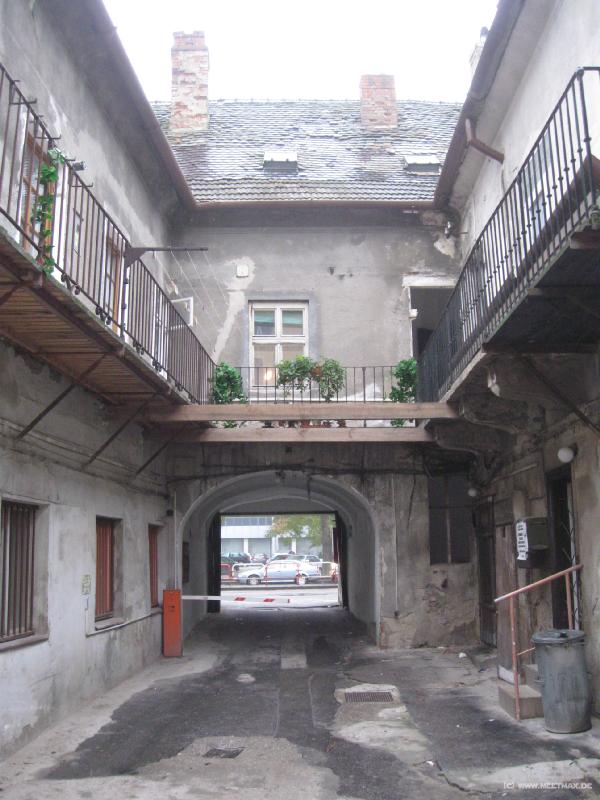 8729_Patio_Hostel_entry