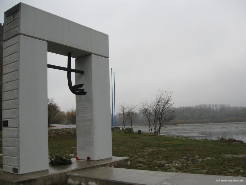 8861_Iron_Curtain_monument