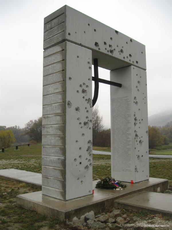 8862_Iron_Curtain_monument