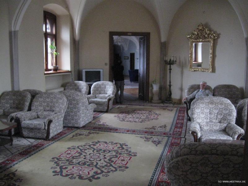 8906