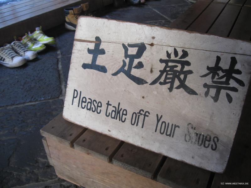 0981_Take_off_your_shoes
