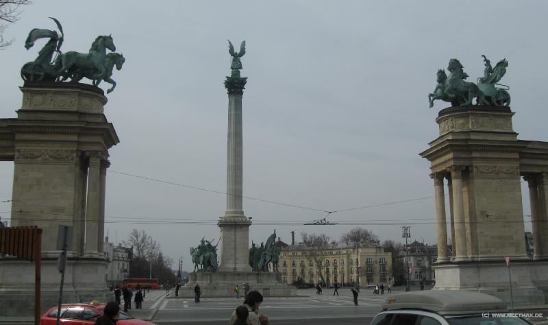 3109_Heroes'_Square