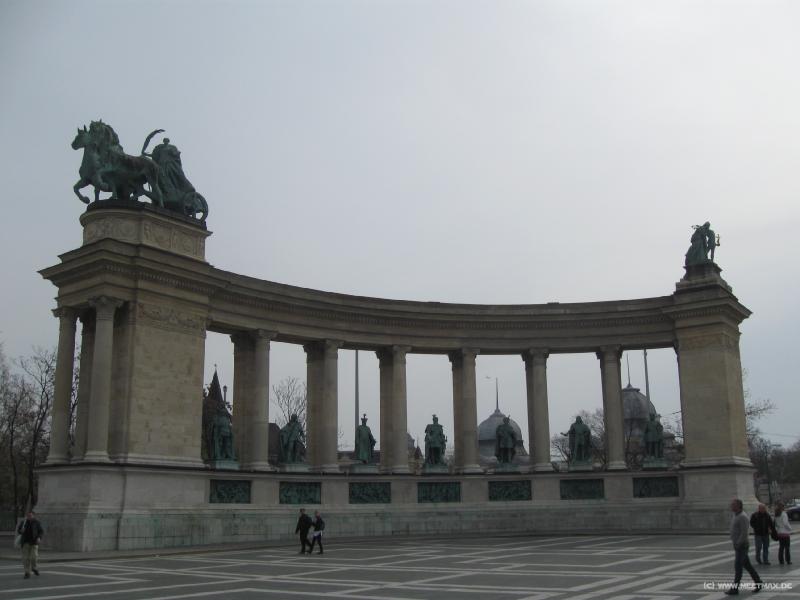 3111_Heroes'_Square